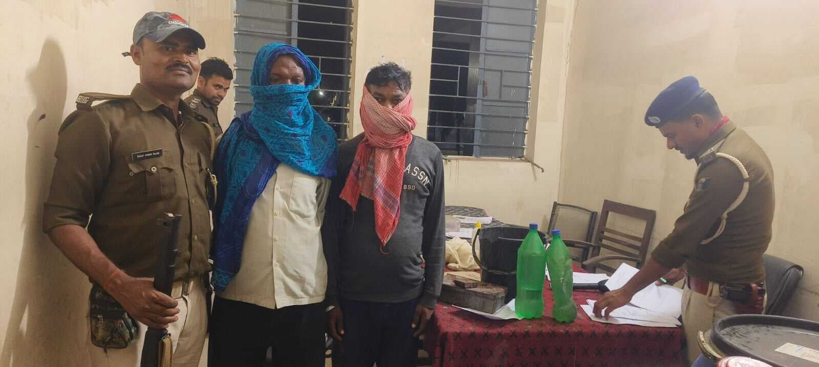 दो शराब तस्करों को देसी शराब के साथ किया गिरफ्तार