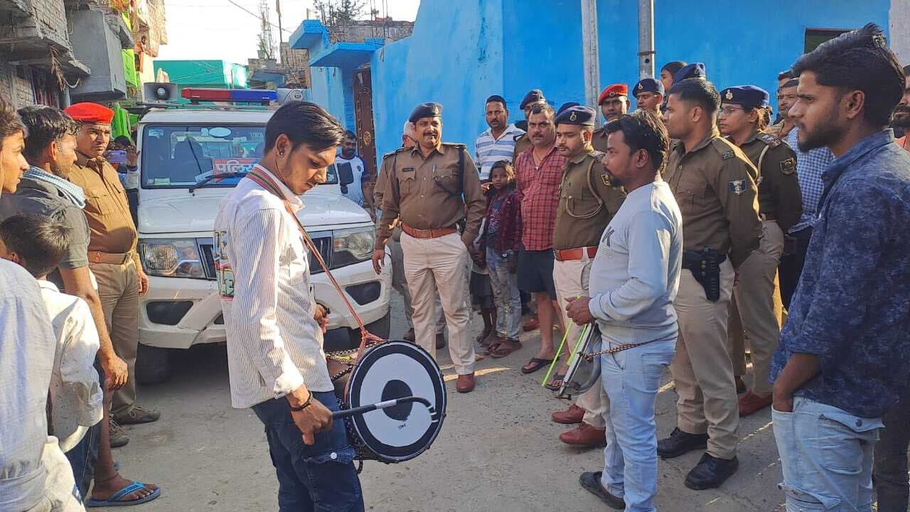 बैंड-बाजा के साथ पुलिस ने फरार अपराधियों के घर चिपकाया इश्तेहार