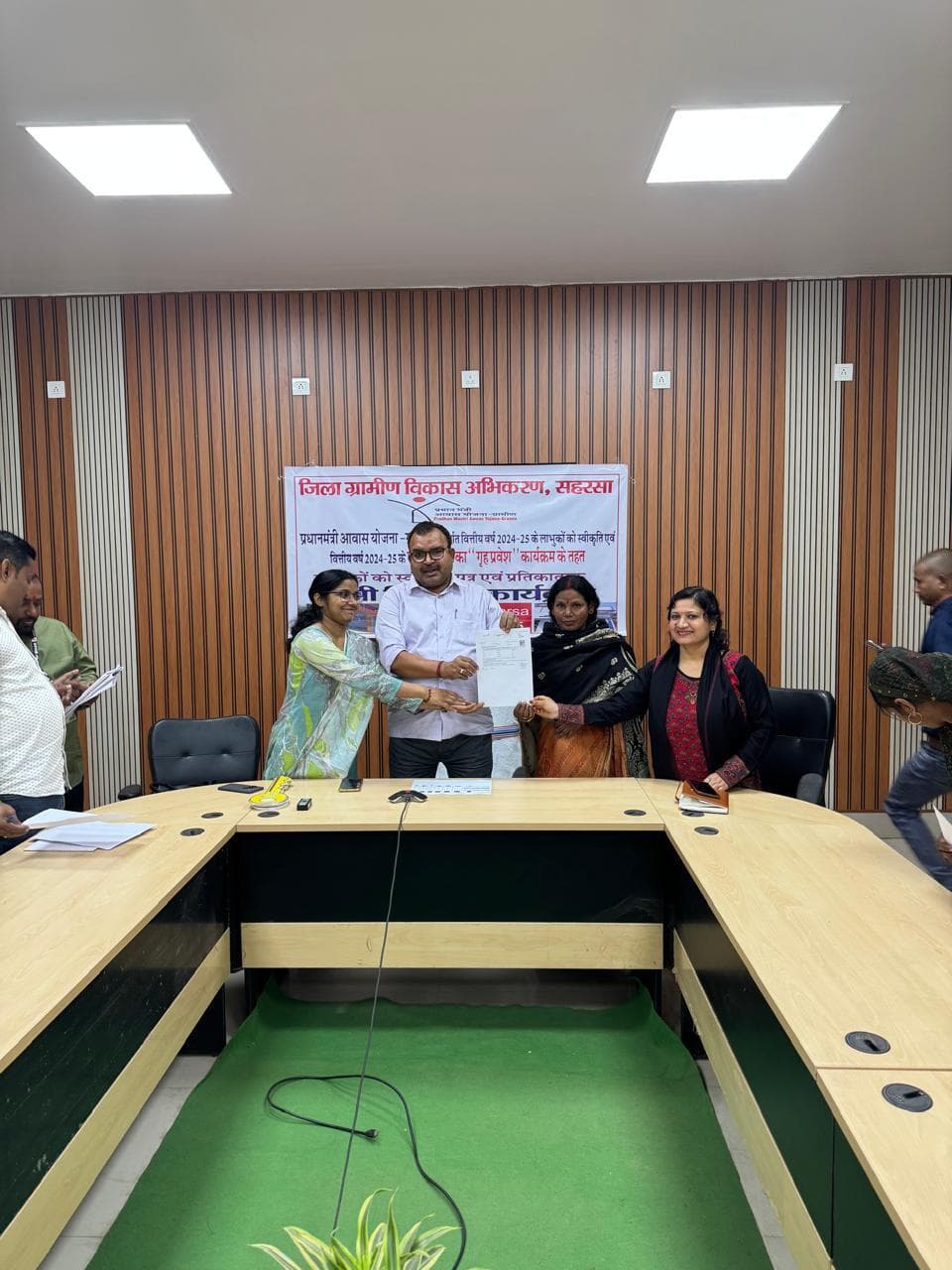 3090 आवास स्वीकृत परिवारों को डीडीसी ने दिया स्वीकृति पत्र
