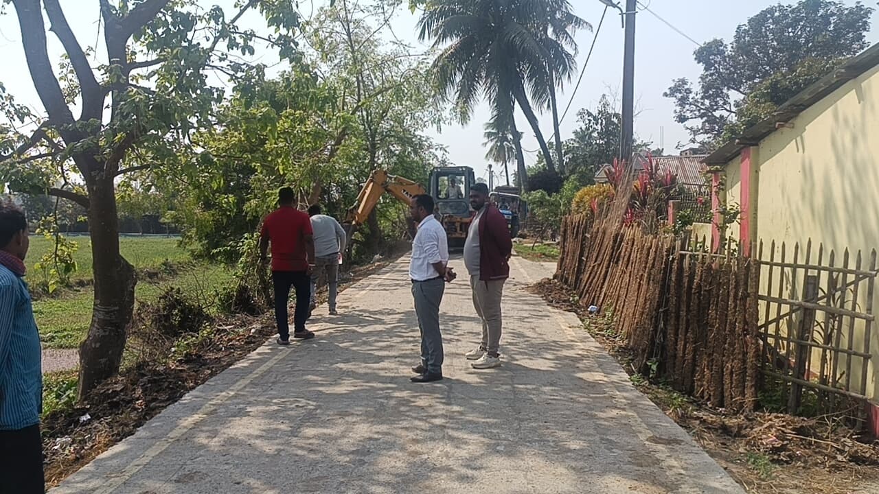 विश्वकर्मा चौक से सरस्वती विद्या मंदिर तक की सड़क दुरूस्त