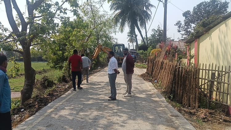 विश्वकर्मा चौक से सरस्वती विद्या मंदिर तक की सड़क दुरूस्त