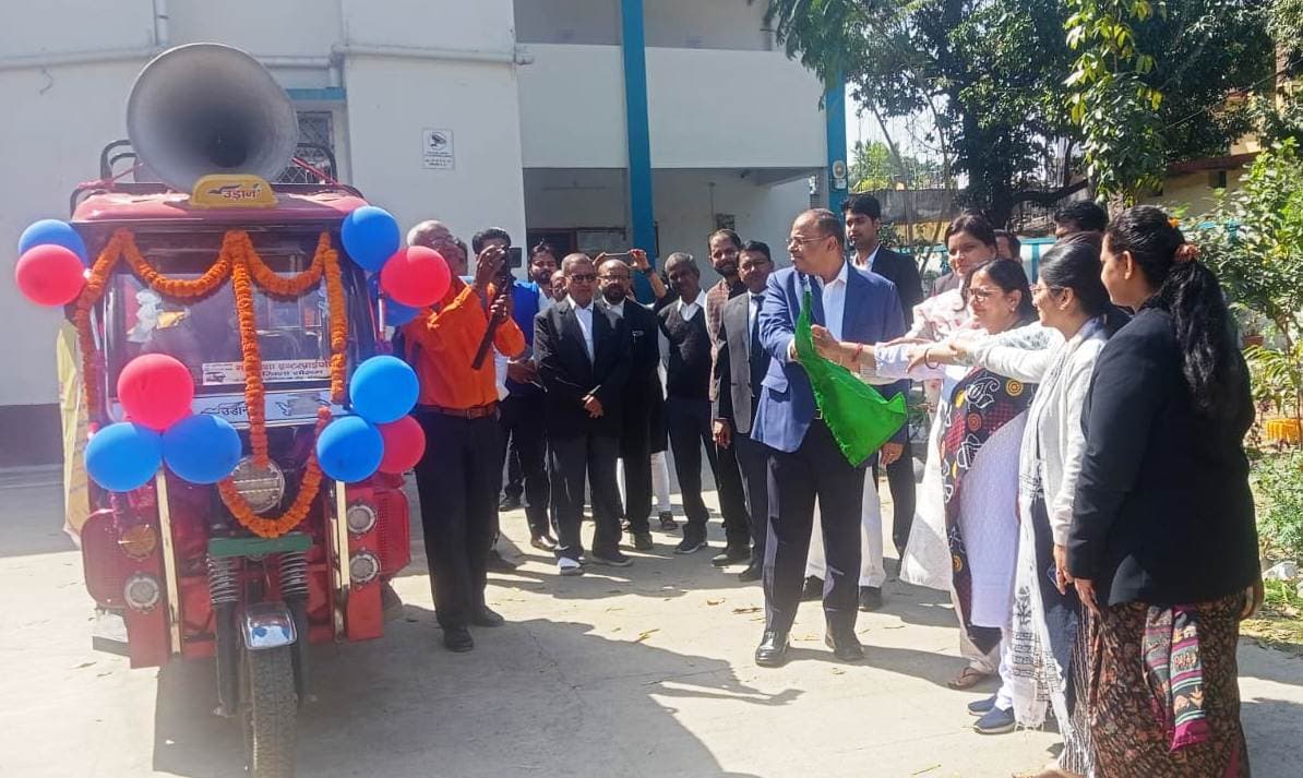 राष्ट्रीय लोक अदालत के प्रचार वाहन को जिला जज ने हरी झंडी दिखाकर किया रवाना