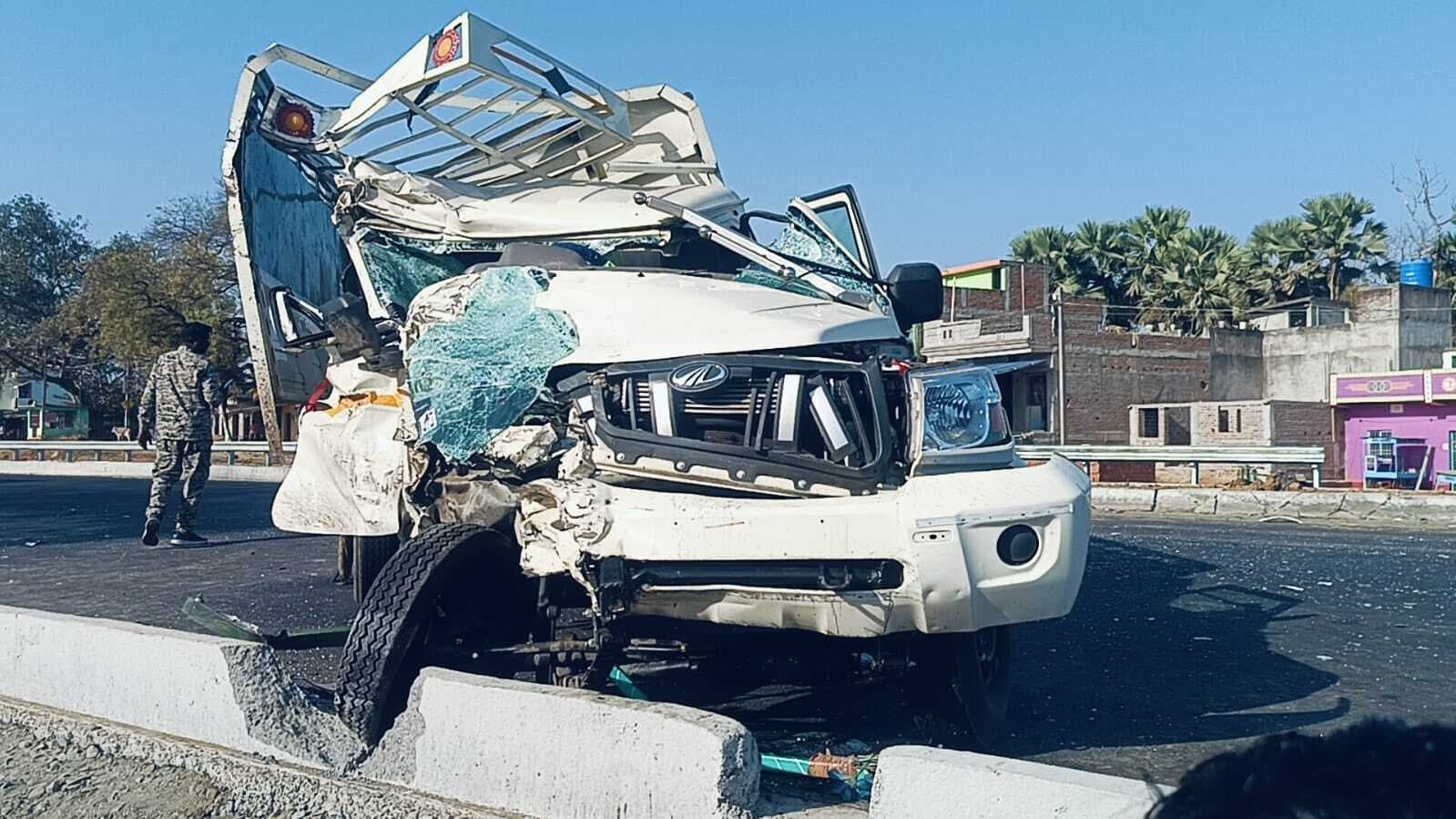 पिकअप और बालू लदे हाइवा में जोरदार टक्कर, वैन के उड़े परखचे व चालक गंभीर