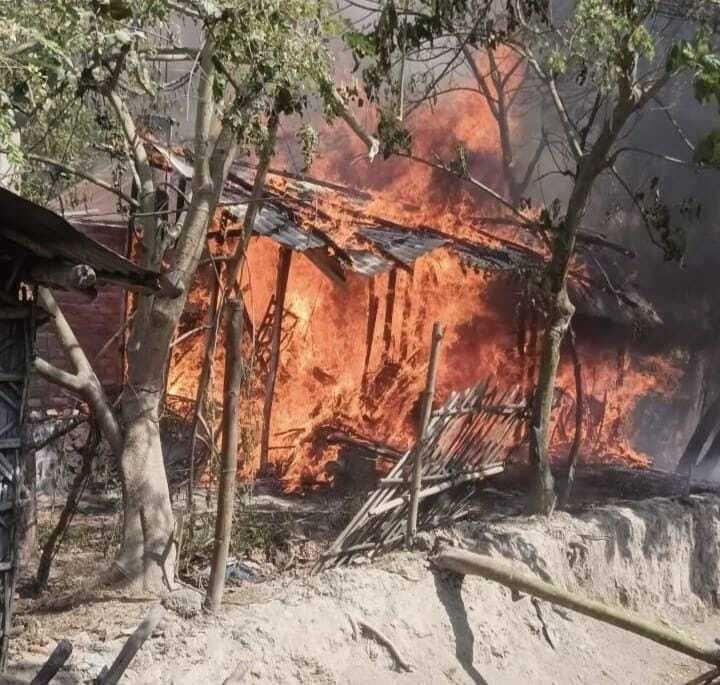 अगलगी की घटना में दो घर जलकर राख