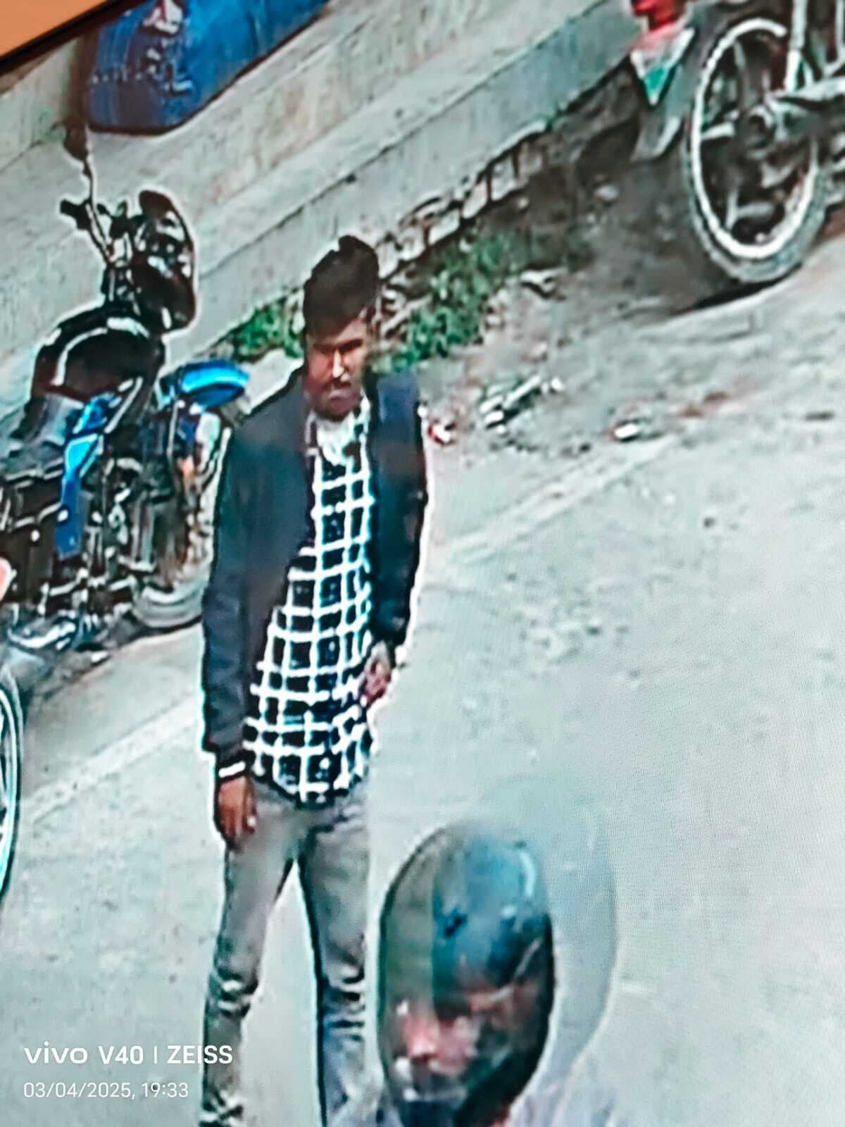 नमाज पढ़ने गये युवक की बाइक चोरी, सीसीटीवी में कैद हुई घटना