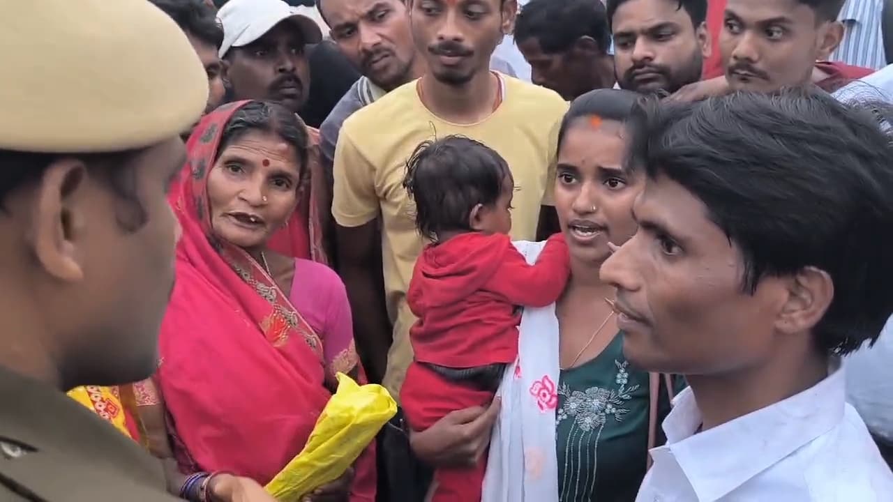 पति पर दूसरी शादी का आरोप लगाते हुए डीआरएम कार्यालय के बाहर किया हंगामा