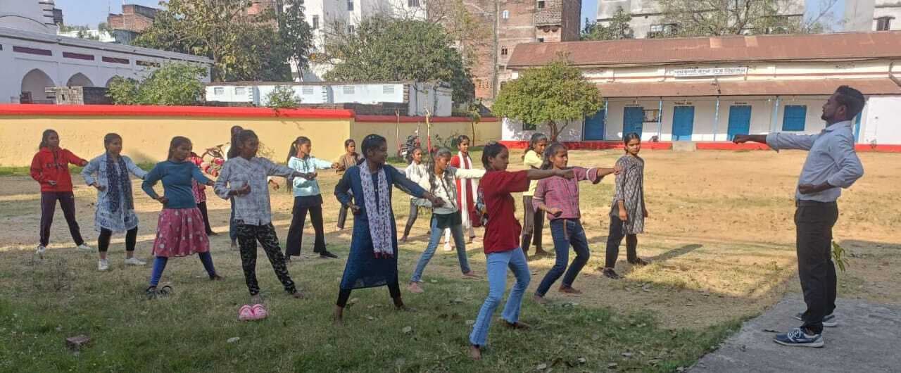 छात्राएं स्वयं की रक्षा हेतु कराटे व ताइक्वांडो की सीख रहीं कला