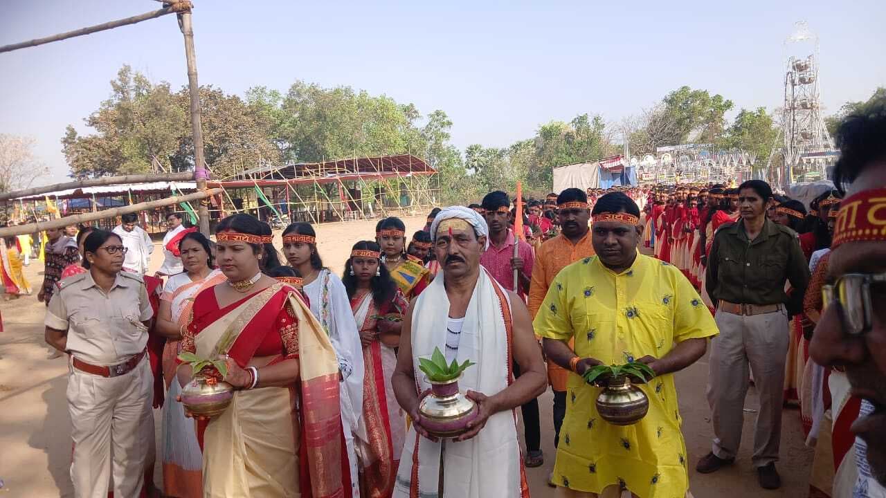 नाला में महायज्ञ को लेकर निकाली गयी भव्य कलश यात्रा