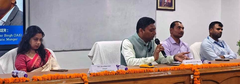 सिविल सर्विसेज की तैयारी में देश-दुनिया से अपडेट होने के लिए रोज पढ़ें अखबार : डीएम