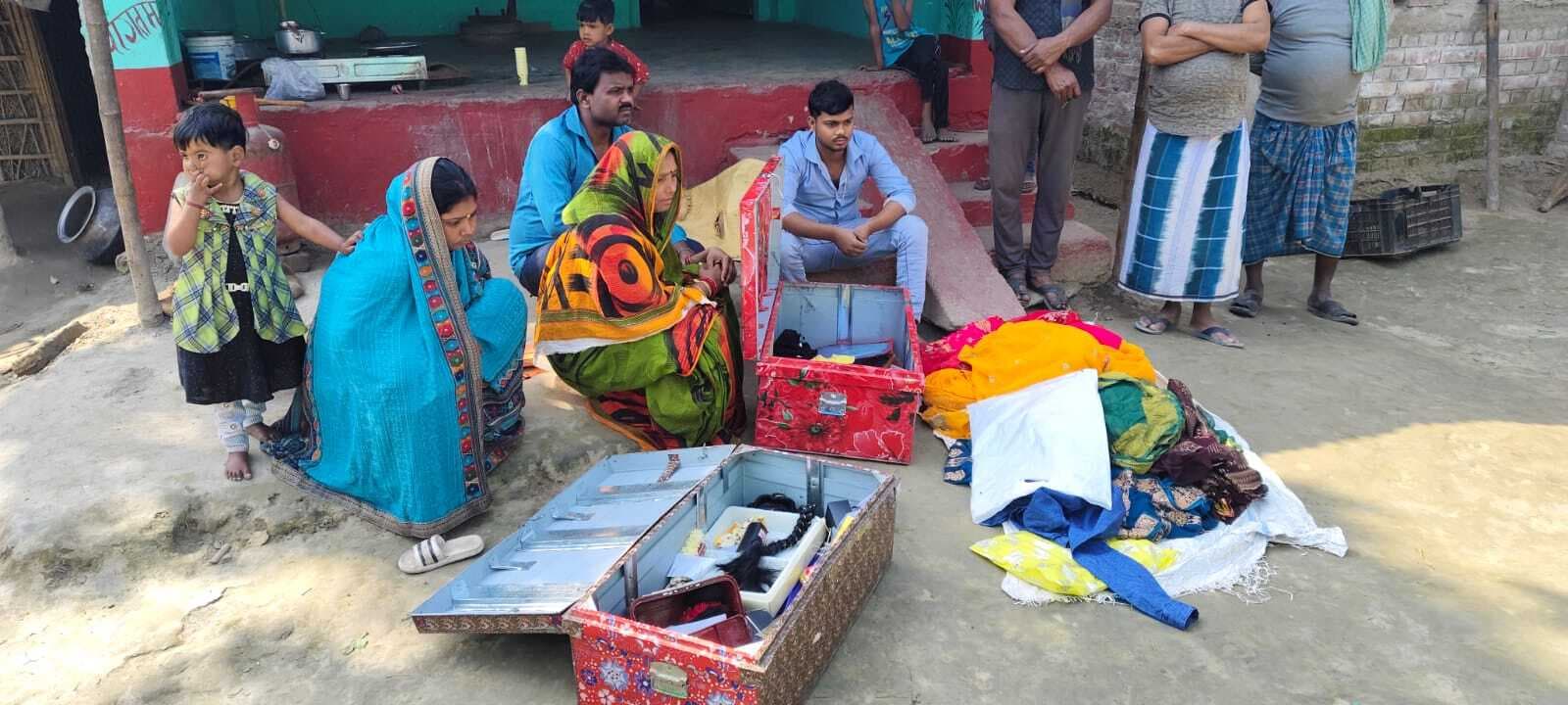 दो घरों से नकदी सहित लाखों के जेवर की चोरी