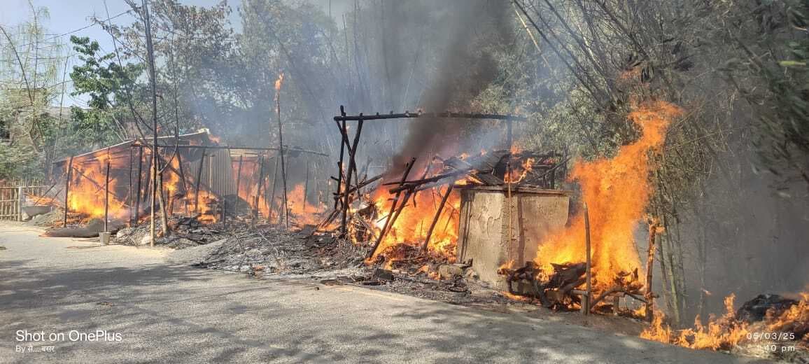 भीषण आगलगी में तीन घर जलकर राख, लाखों की संपत्ति स्वाहा