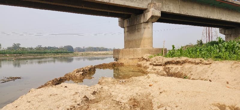 पवना पुल के नीचे बालू का अवैध खनन जारी, पुल को उत्पन्न हो रहा खतरा,खनन विभाग मौन