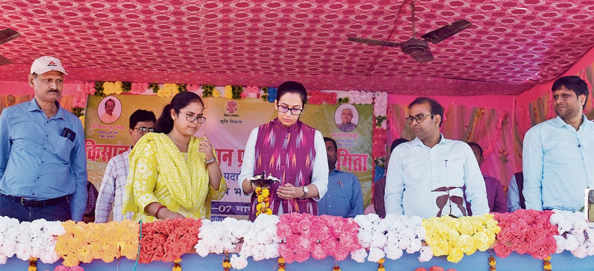 नवीनतम तकनीक अपनाकर किसान उद्यमिक फसलों की करें खेती : डीएम