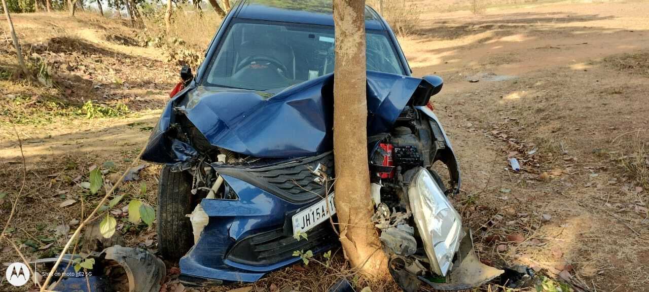 सड़क दुर्घटना में बाल-बाल बचे कार सवार