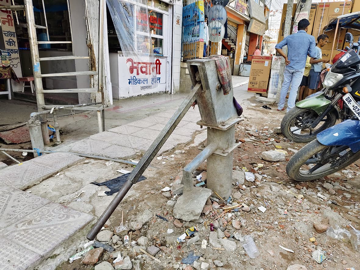 सार्वजनिक स्थलों पर सरकारी चापाकलों की कमी से पेयजल के लिए भटकते हैं राहगीर