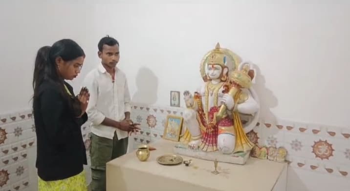 पुलिस की उपस्थिति में प्रेमी-युगल ने थाना परिसर में रचायी शादी