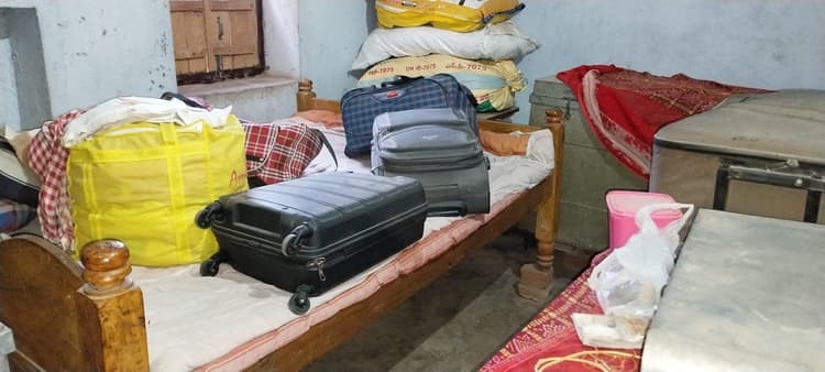 बाहर से दरवाजा बंद कर दो घरों में चोरी