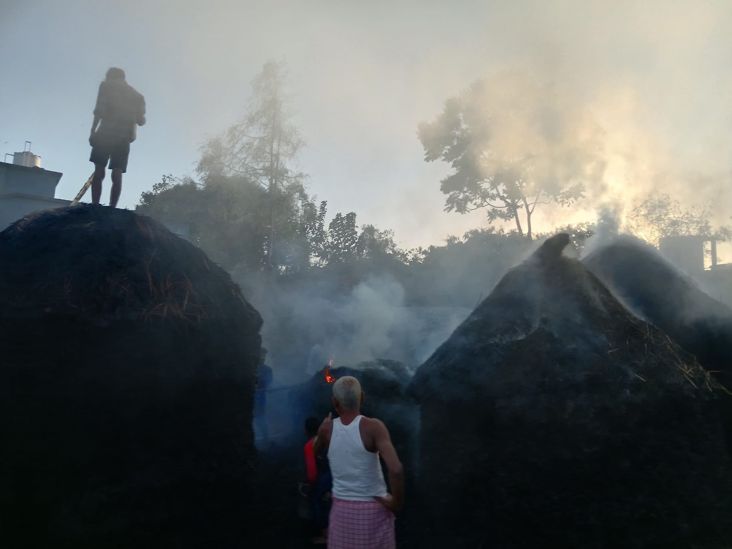 अगलगी में पुआल का पुंज राख, लाखों रुपये का नुकसान