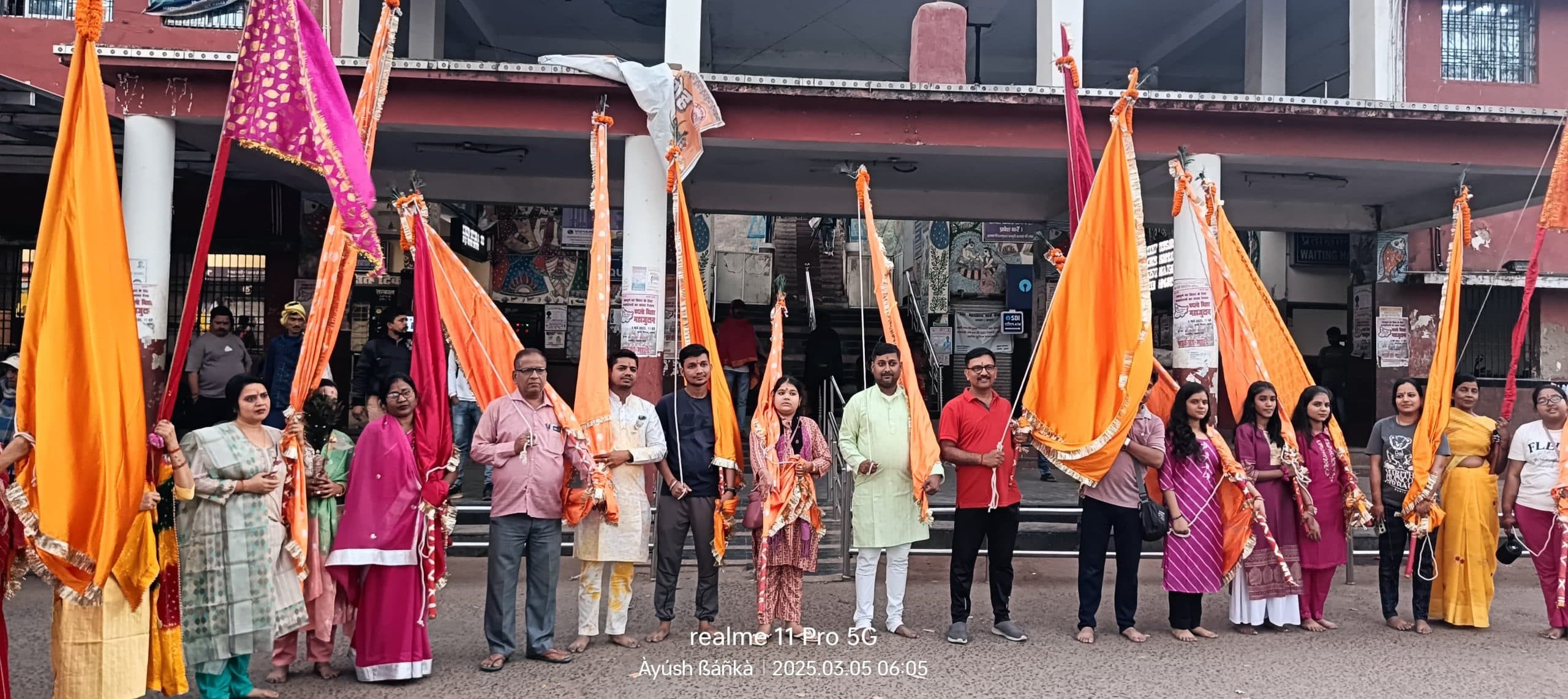 निशान लेकर दर्जनाें श्याम भक्त खाटू धाम रवाना