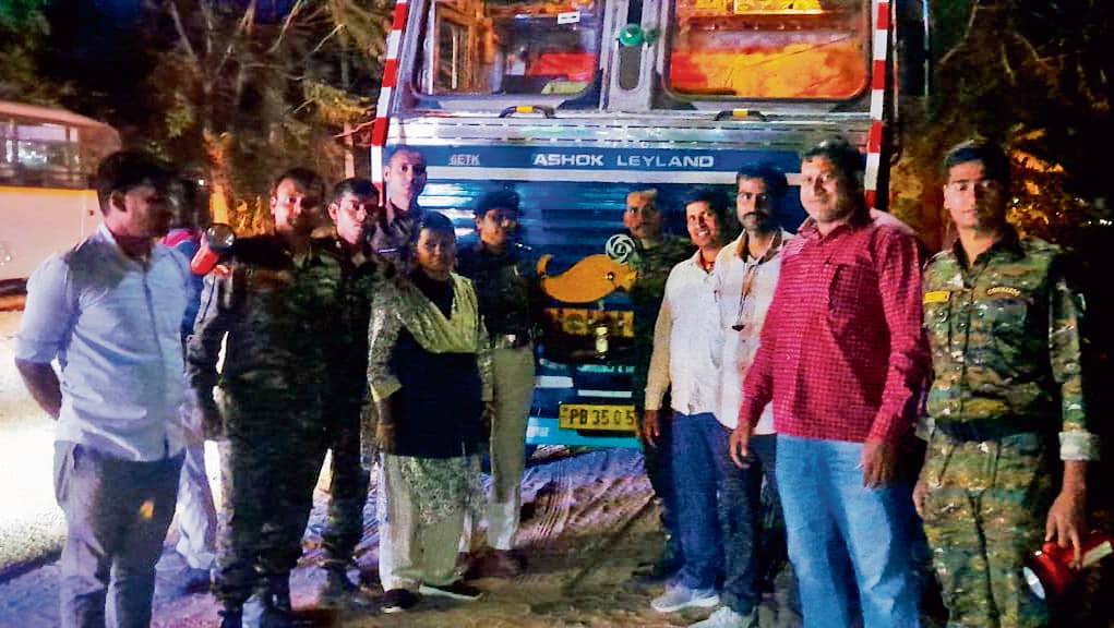 ट्रक से 8400 बोतल अंग्रेजी शराब किया बरामद, तीन तस्कर गिरफ्तार