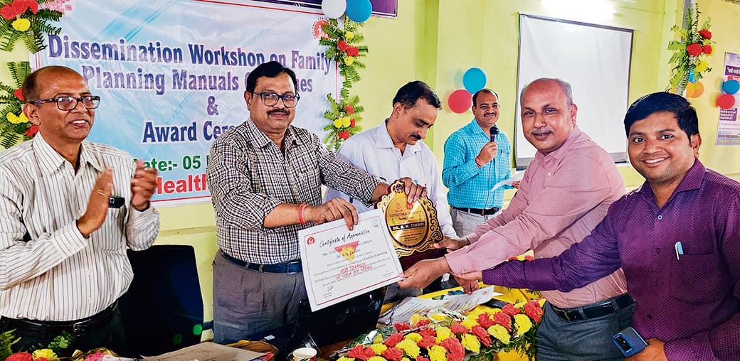 Chapra News : परिवार नियोजन कार्यक्रम में उत्कृष्ट योगदान देने वाले स्वास्थ्यकर्मियों को किया गया सम्मानित