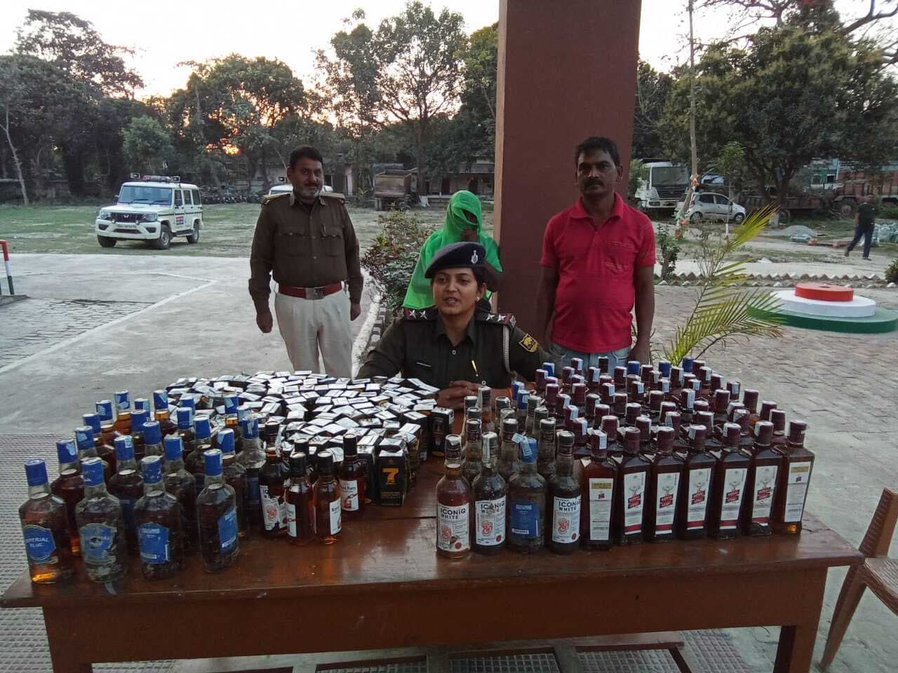 विदेशी शराब के साथ महिला गिरफ्तार