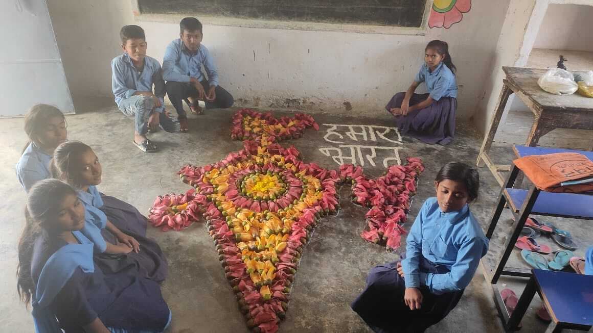 सेमल के फूल से छात्र-छात्राओं ने बनाया भारत का मानचित्र