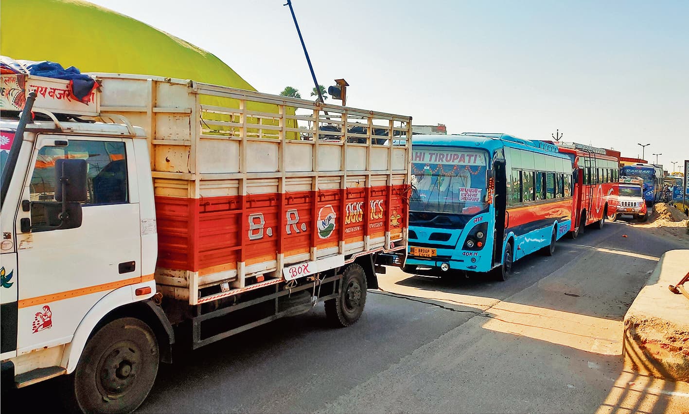 hajipur news. गांधी सेतु व नया गंडक पुल पर लगा महाजाम, लोग परेशान