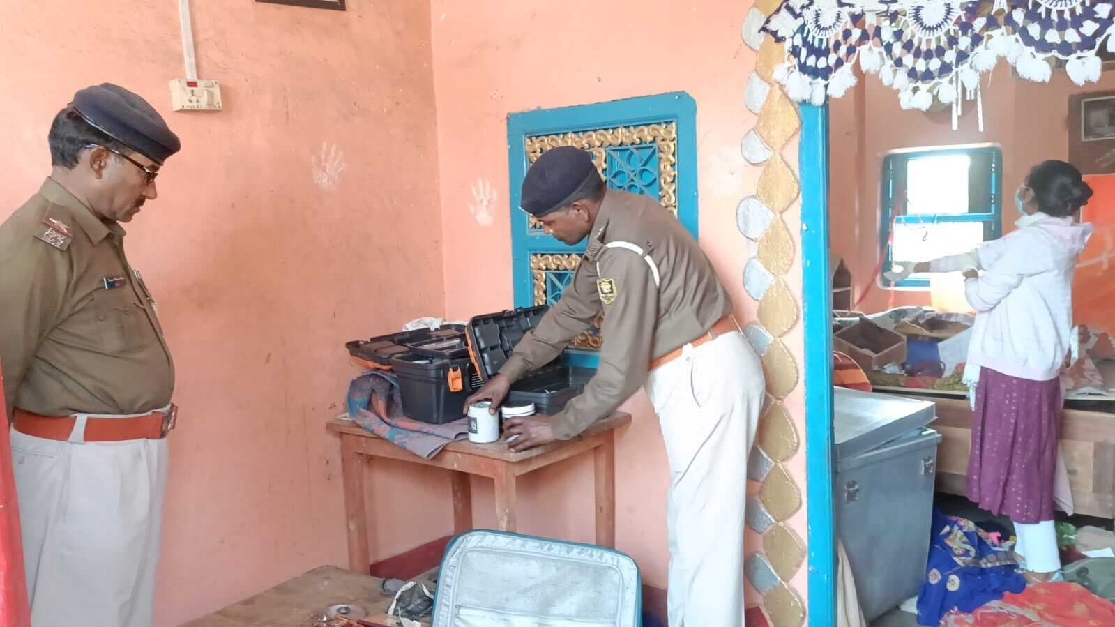 हथियार से लैस चोरों ने जेवरात सहित पचास हजार नकद चुरायी