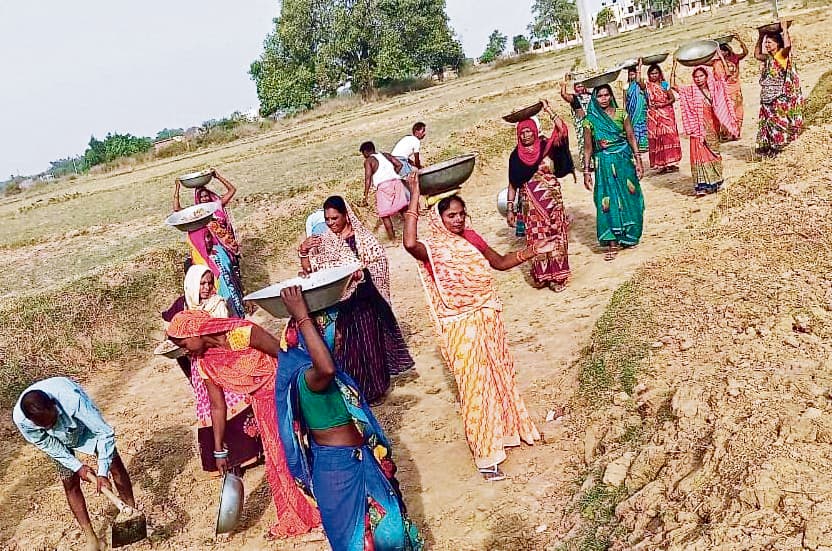 buxar news : मनरेगा में बढ़ी महिलाओं की भागीदारी, 52 फीसदी तक पहुंची सहभागिता