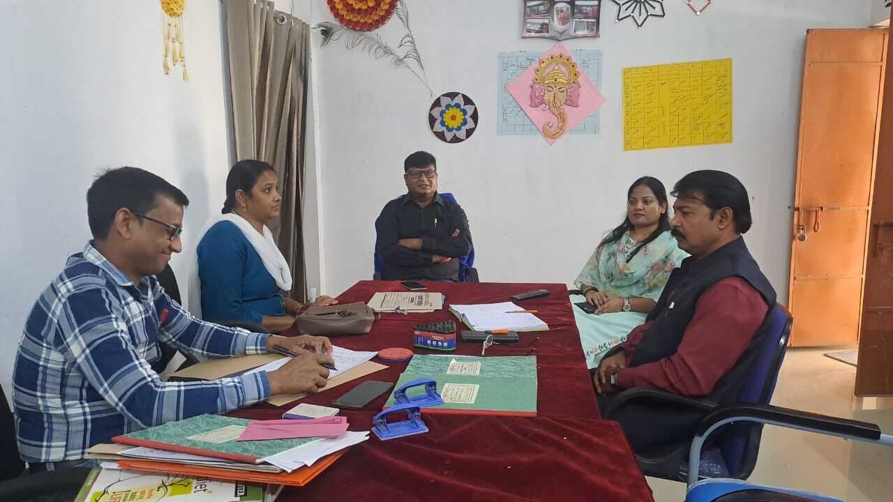 Giridih News: छात्राओं के साथ मारपीट मामले को लेकर टीम ने की जांच