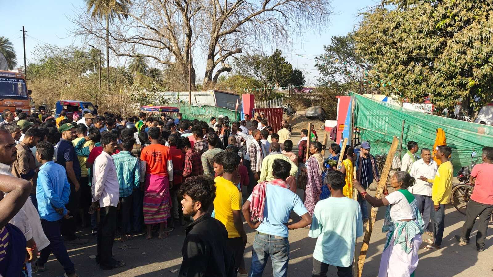 हंसडीहा पुलिस की कार्यशैली से नाराज लोगों ने थाना का घेराव कर किया प्रदर्शन, पांच घंटे तक रोड जाम