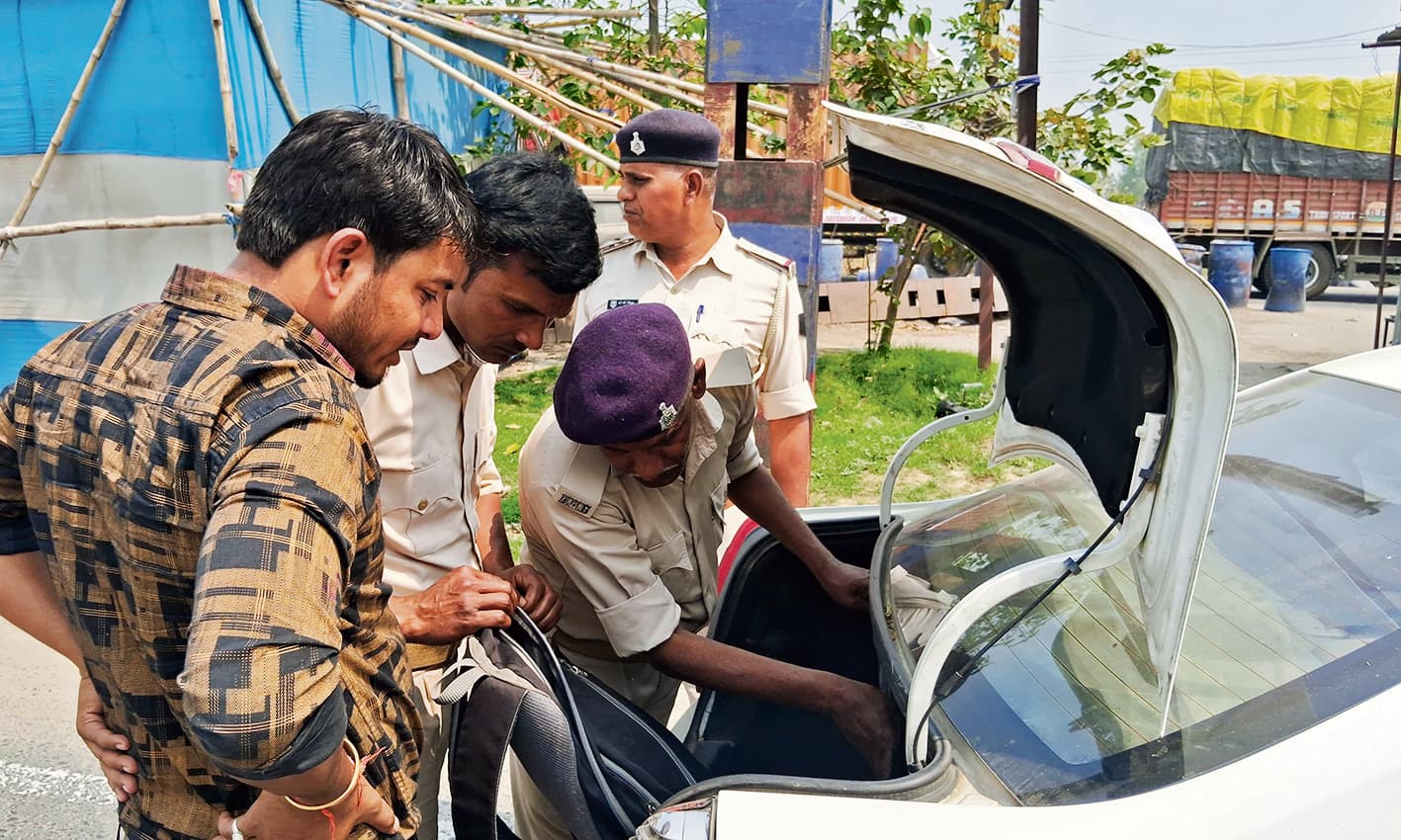 Gopalganj News  : होली के जश्न पर पुलिस की रहेगी नजर, यूपी और बिहार की सीमाओं पर बने चेकपोस्ट पर जांच शुरू