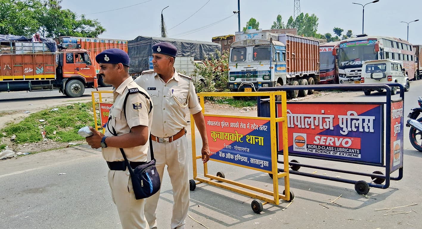 Gopalganj News  : होली के मद्देनजर डॉक्टर व सभी पुलिसकर्मियों की छुट्टियां रद्द, लॉ एंड ऑर्डर को दुरुस्त करने के हवाले से की गयी कार्रवाई