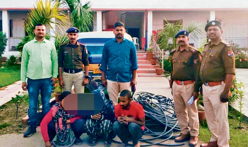 सिग्नल केबल के साथ दो महिलाओं सहित तीन गिरफ्तार