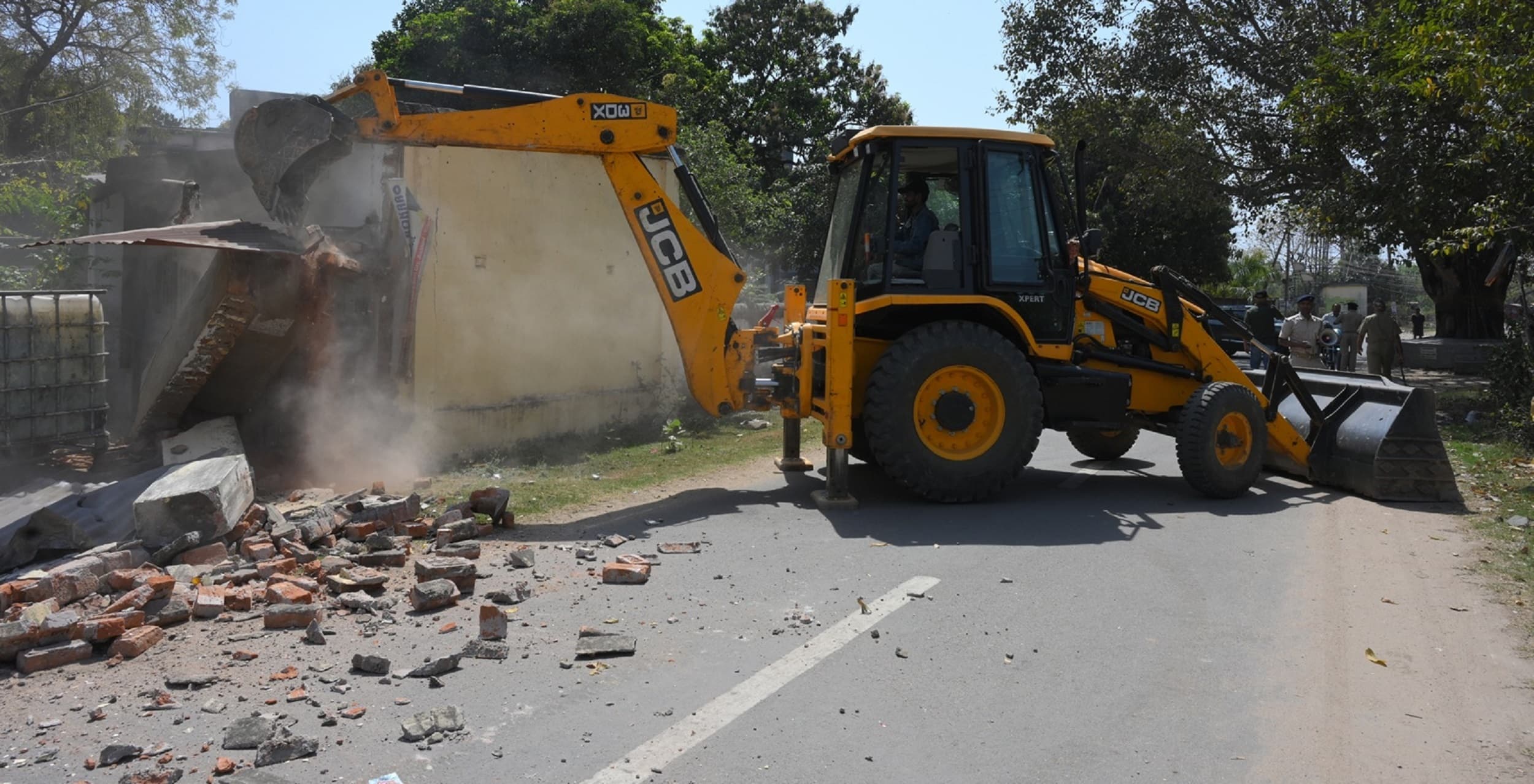 Bokaro News : सेक्टर एक में कब्जा वाला क्वार्टर खाली कराया, तो सेक्टर 12 में अवैध निर्माण को किया ध्वस्त