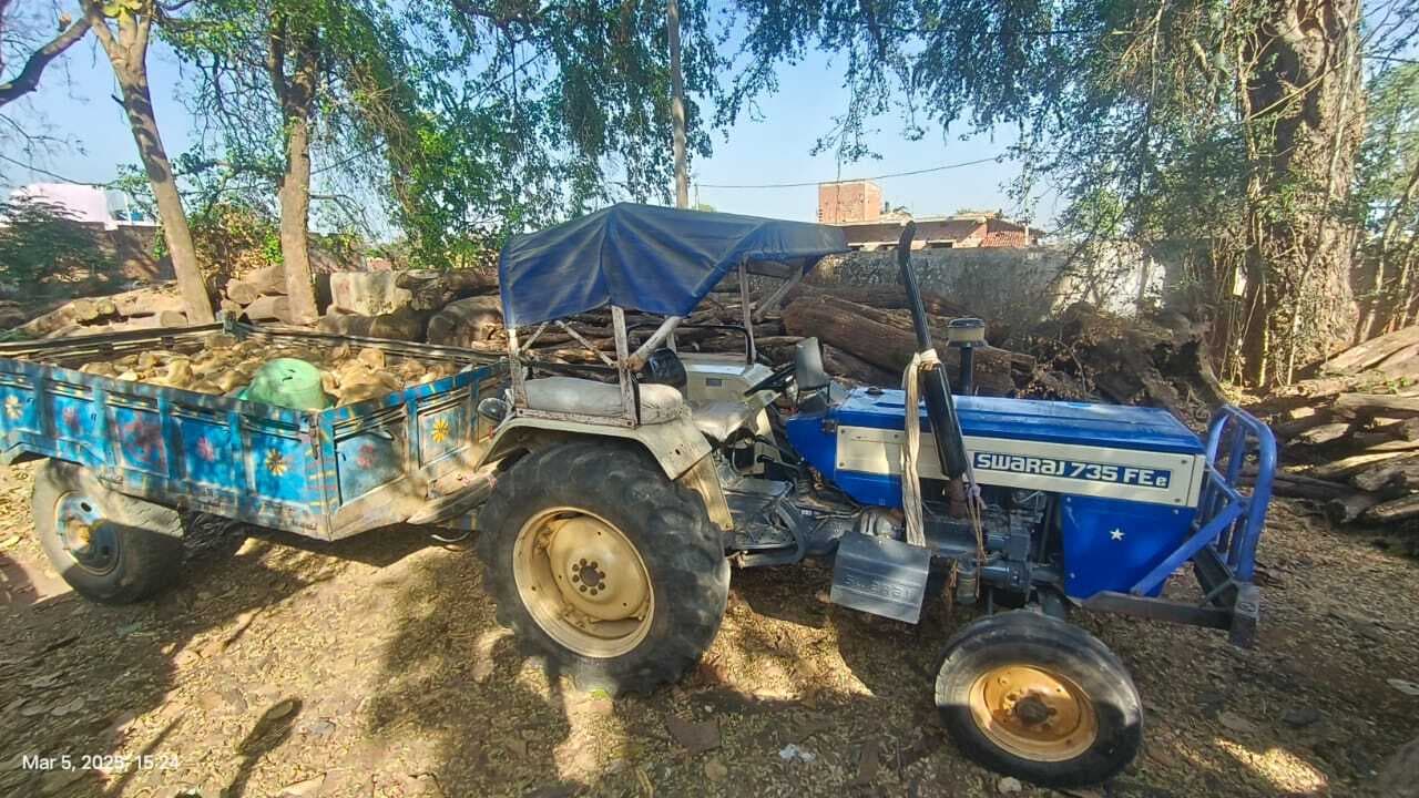 Giridih News: वन विभाग की टीम ने सफेद पत्थर लदा ट्रैक्टर किया जब्त