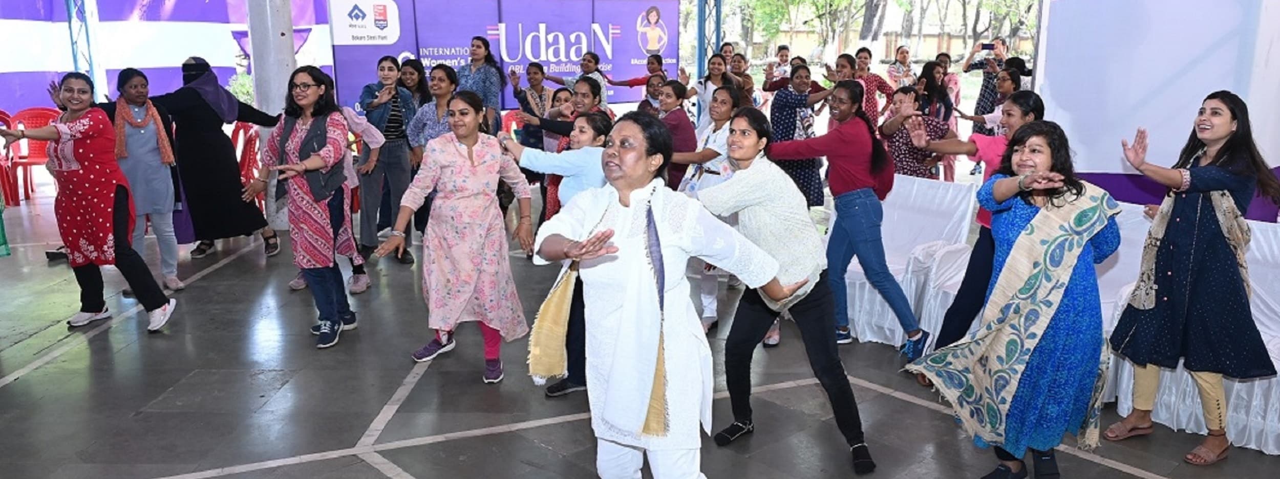 Bokaro News : महिला कर्मियाें ने साथ मिलकर आगे बढ़ने का दिया संदेश