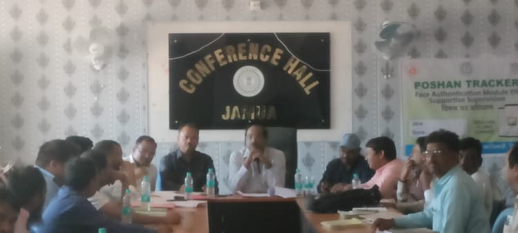 Giridih News: डीआरडीए निदेशक ने प्रखंड कर्मियों के कार्यों की समीक्षा की