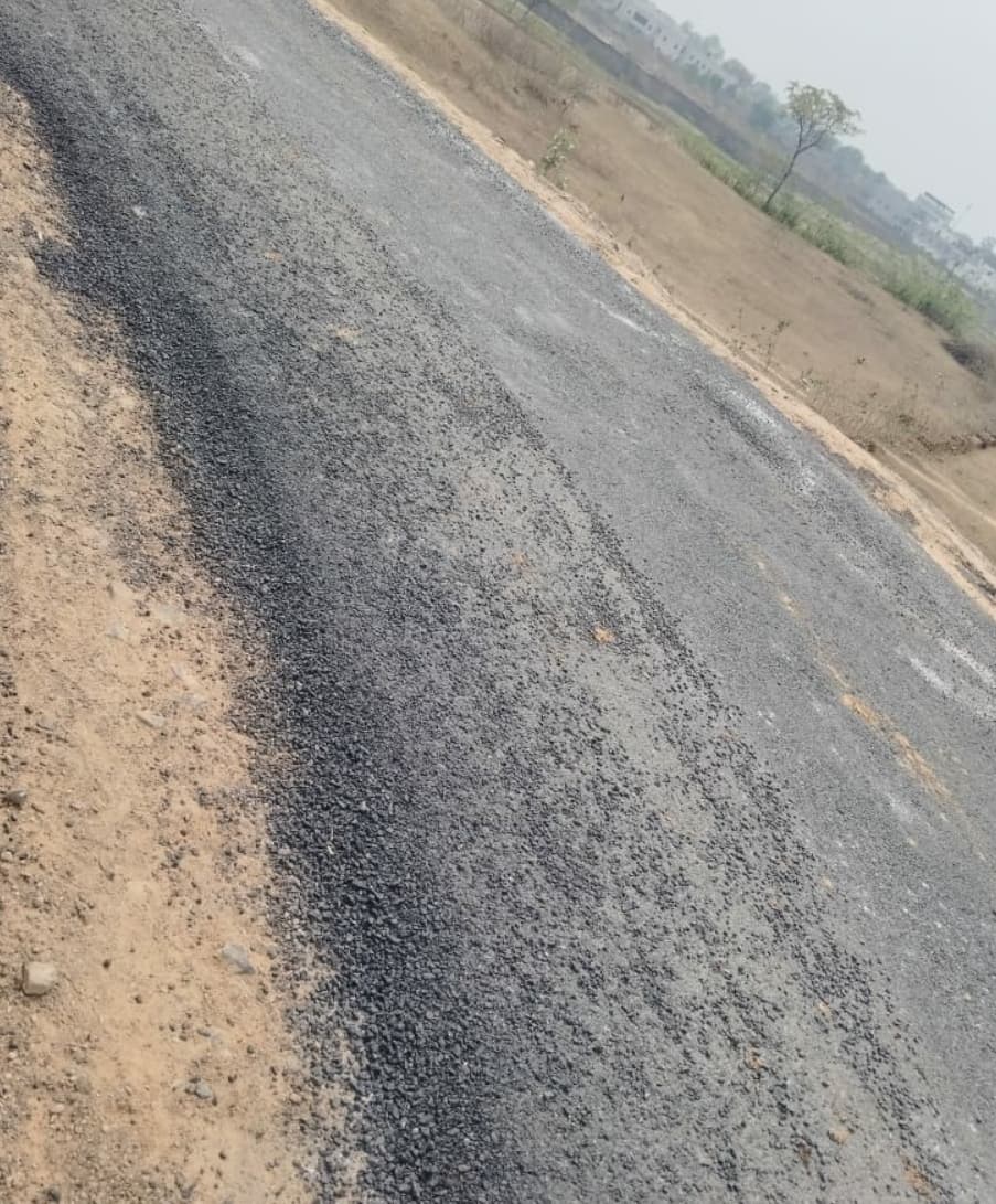 Giridih News: बनने के साथ उखड़ रही सड़क, जांच की मांग