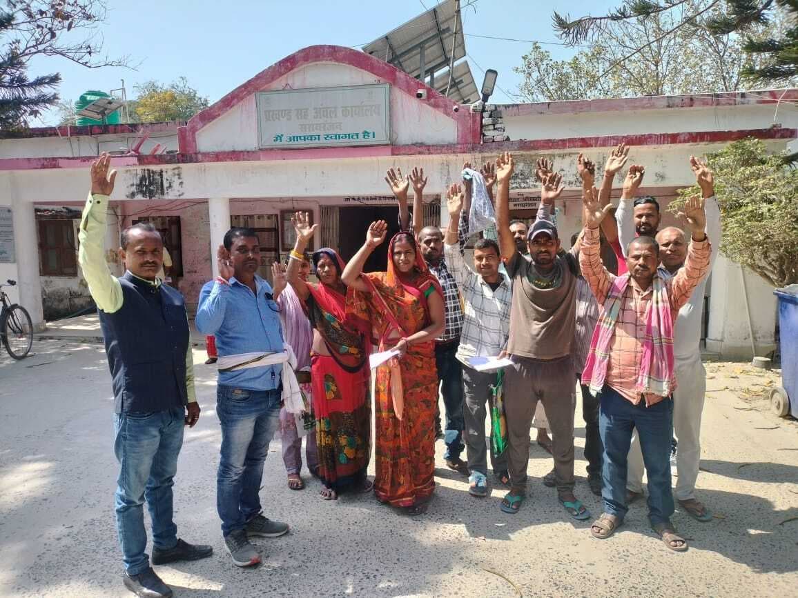 Samastipur News: आक्रोशित लोगों ने अंचल कार्यालय पर जमकर किया हंगामा