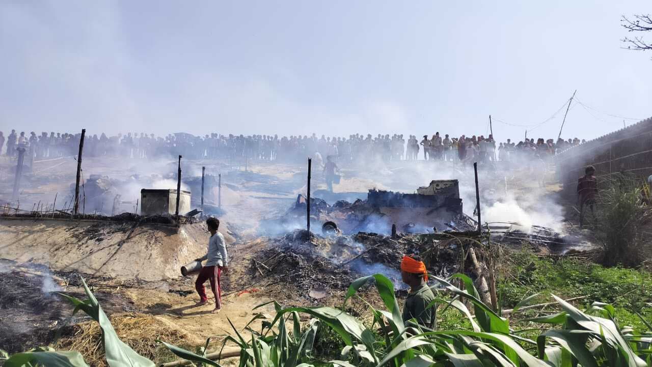 Samastipur News: शिवाजीनगर के औरा में आग लगने से आधा दर्जन घर खाक, जलता आशियाना देख फूट-फूट कर रोने लगे महादलित परिवार के लोग