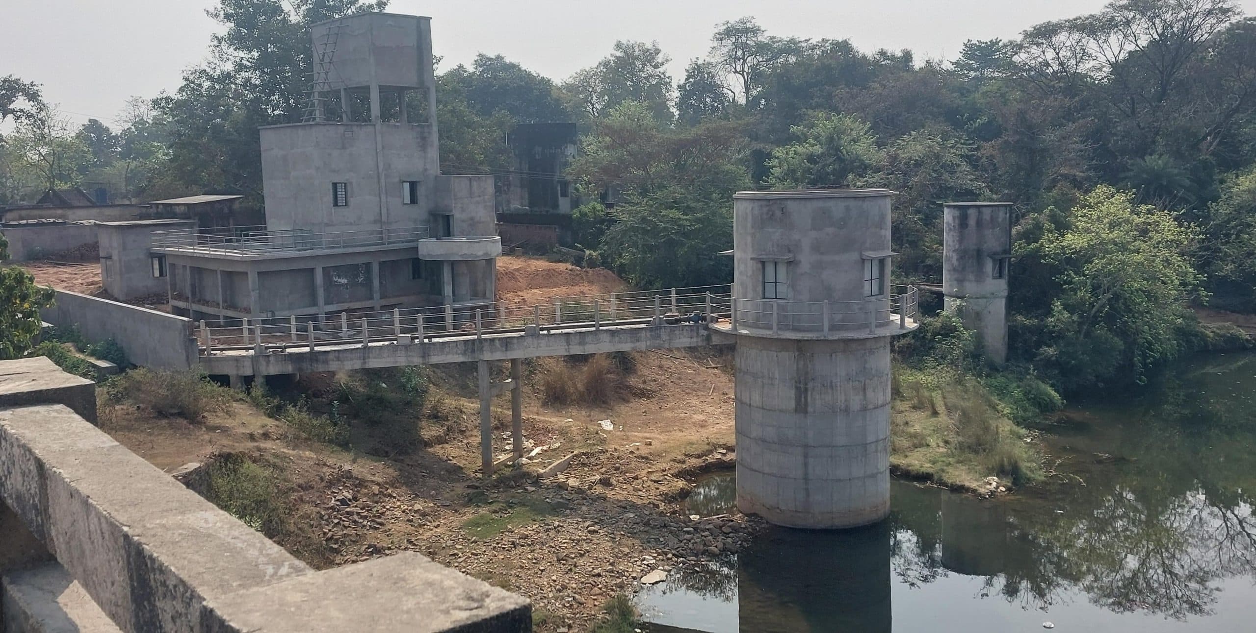 Seraikela News : 8 करोड़ की खरसावां जलापूर्ति योजना अधूरी, पानी की आस में 18 मोहल्लों के 1726 परिवार