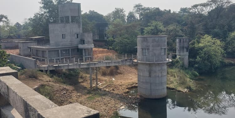 Seraikela News : 8 करोड़ की खरसावां जलापूर्ति योजना अधूरी, पानी की आस में 18 मोहल्लों के 1726 परिवार