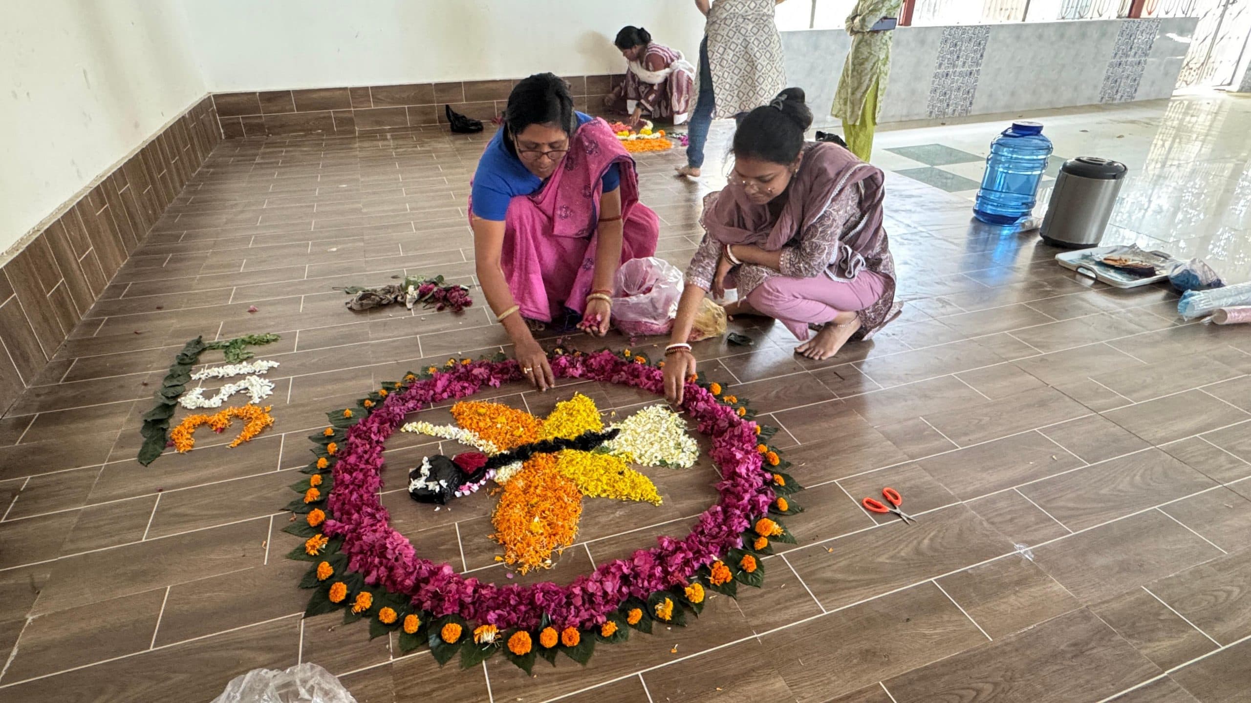 West Singhbhum News : रंगोली से दिया नारी शक्ति का संदेश, महिलाओं को किया जागरूक