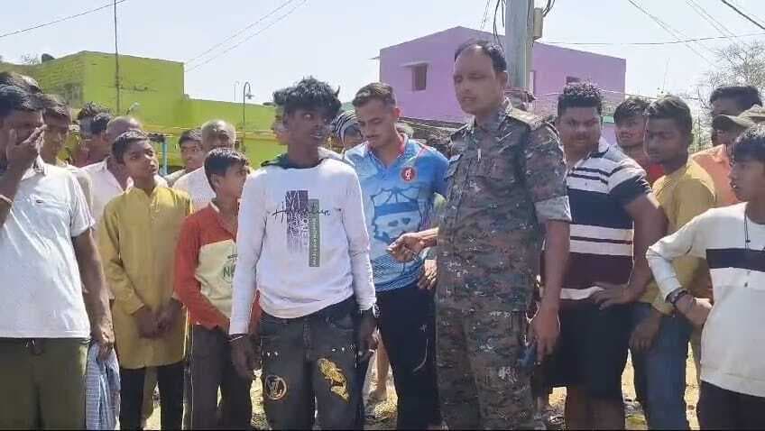 Dhanbad News:  शिवलीबाड़ी में बाइक चुराते युवक पकड़ाया