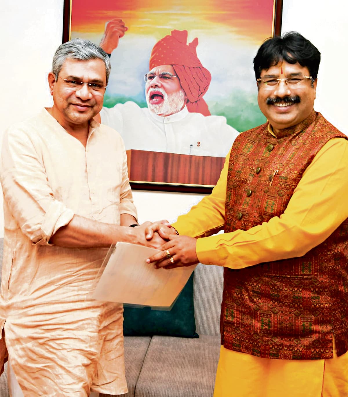 Bhubaneswar News: केंद्रीय रेल मंत्री से मिले डॉ केसी महापात्र, ओडिशा से जुड़े रेलवे से संबंधित मुद्दों पर चर्चा की