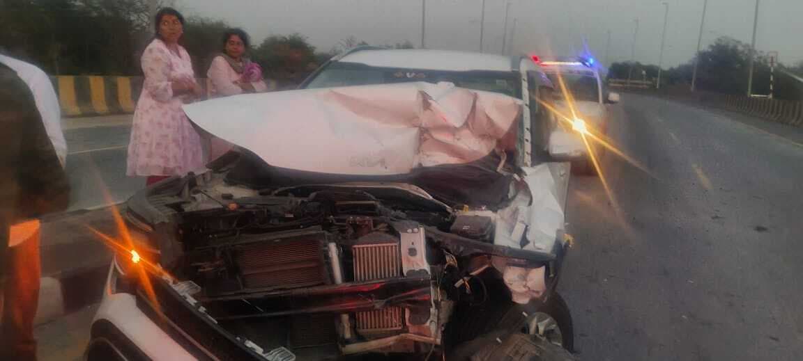 East Singhbhum News : गालूडीह में ट्रक से टकरायी कार, बाल-बाल बचे चंद्रबाबू नायडू के रिश्तेदार