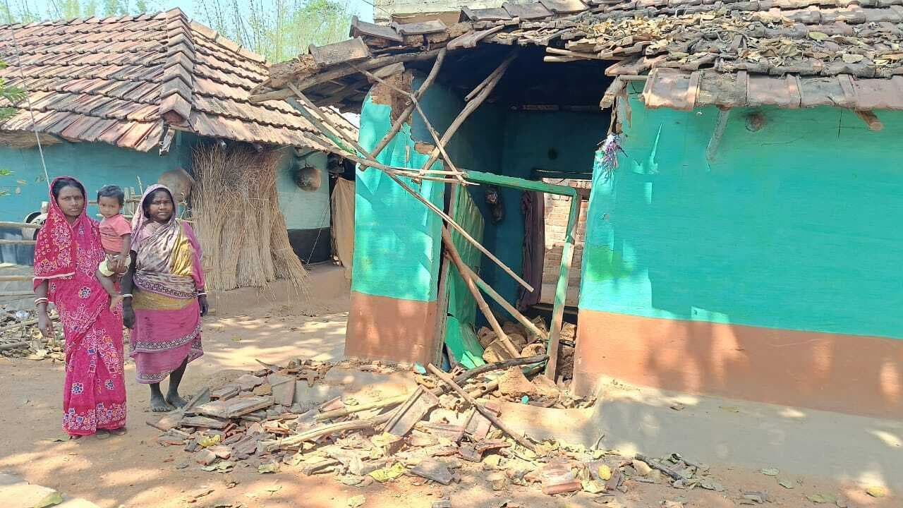 East Singhbhum News : चाकुलिया के लोधाशोली में तीन घर तोड़े, एफसीआइ गोदाम की दीवार व शटर तोड़ खा गये अनाज