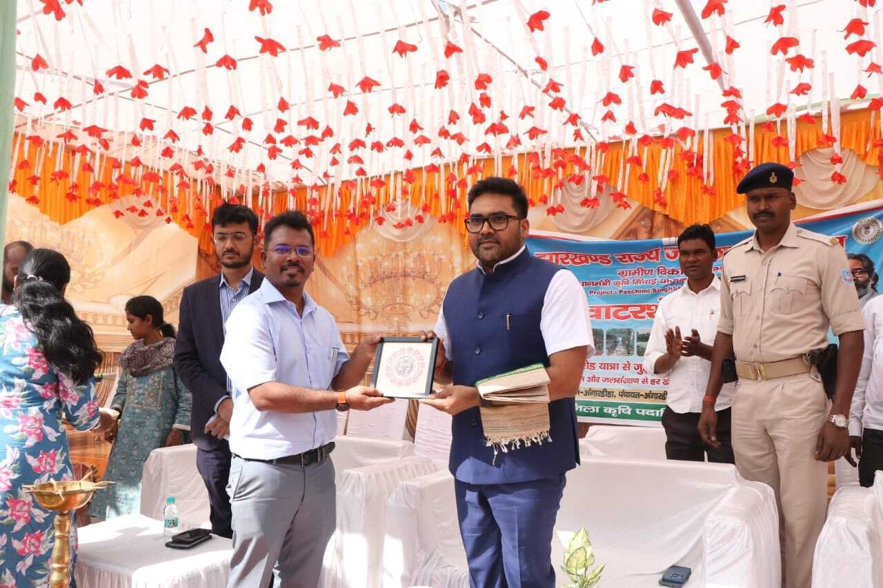 Chaibasa news : पश्चिमी सिंहभूम जिले में जल संचयन व संरक्षण को जनांदोलन बनायें : डीसी